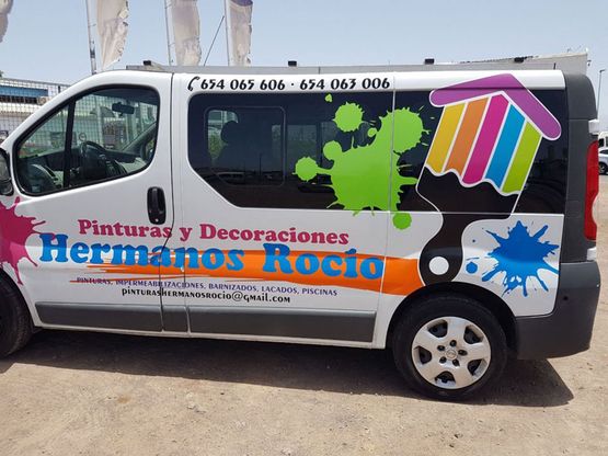 Pintura y Decoraciones Hermanos Rocio carro con logos de empresa